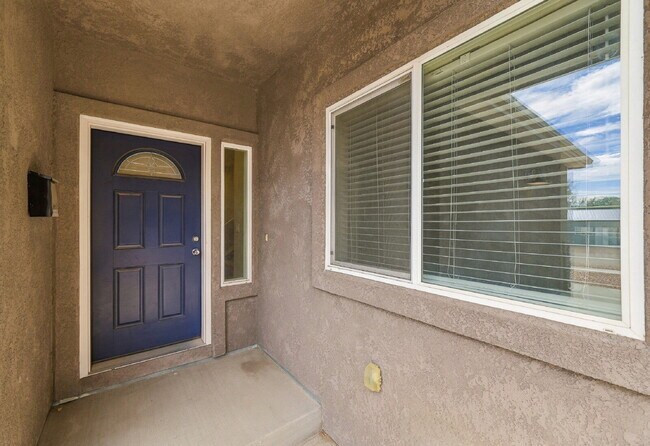 Foto del edificio - $2,445.95 - 4 Bed, 2.5 Bath Townhome with Attached Garage and Central AC!