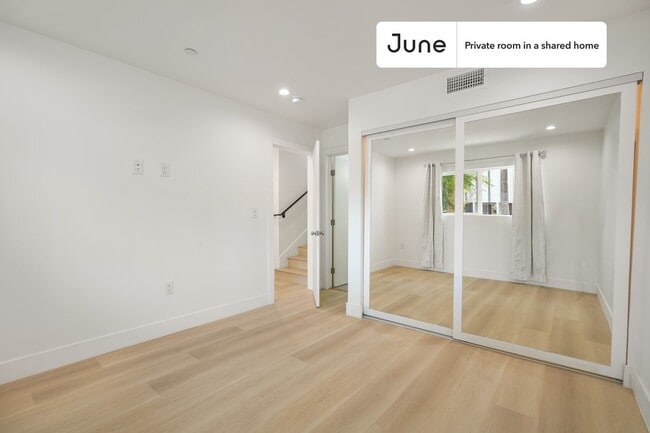 Building Photo - Private bedroom in 5 bed/5 bath Home