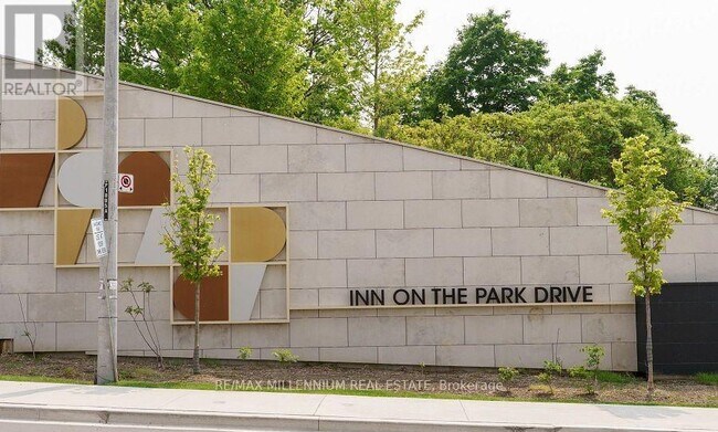 Photo du bâtiment - 10 Inn On The Pk Dr