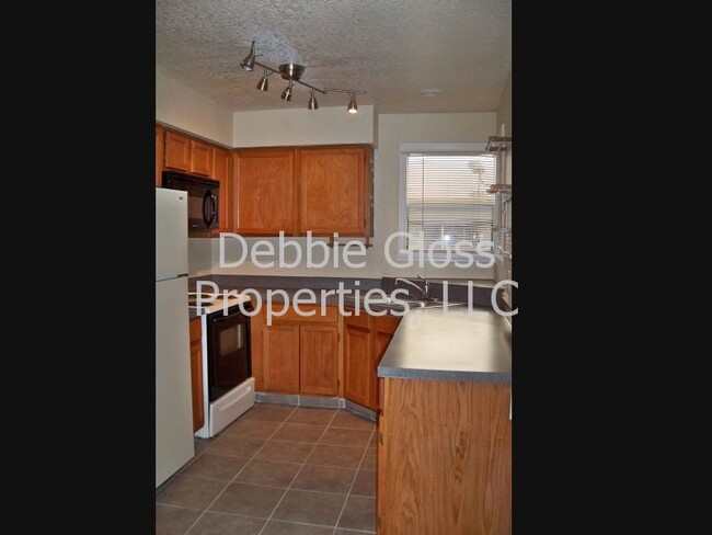 Building Photo - 2 bedroom 2 bath condo in Parkview Village...