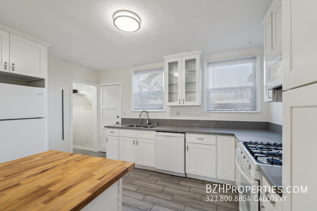 Building Photo - 1Bed 1Bath with In Unit Washer/Dryer and B...