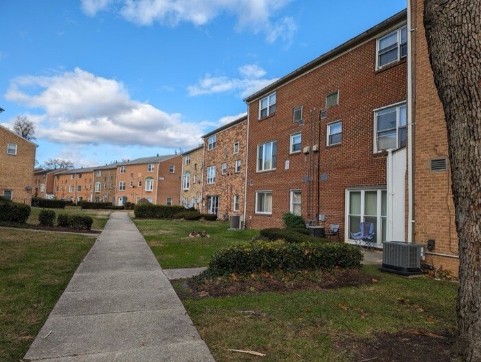 Foto principal - 1917 Addison Rd S