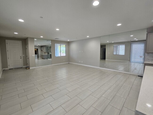 Building Photo - 1051 E Sunset Rd