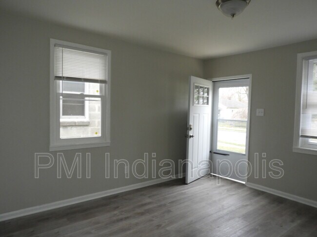 Building Photo - 1631 N Gladstone Ave