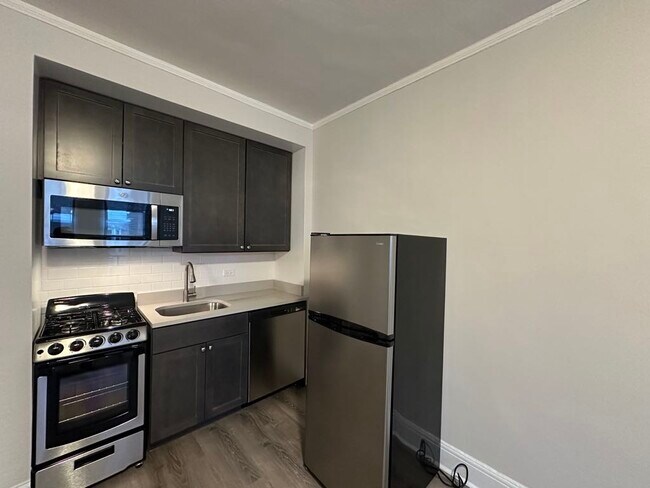 Foto del edificio - 3335 W Diversey Ave