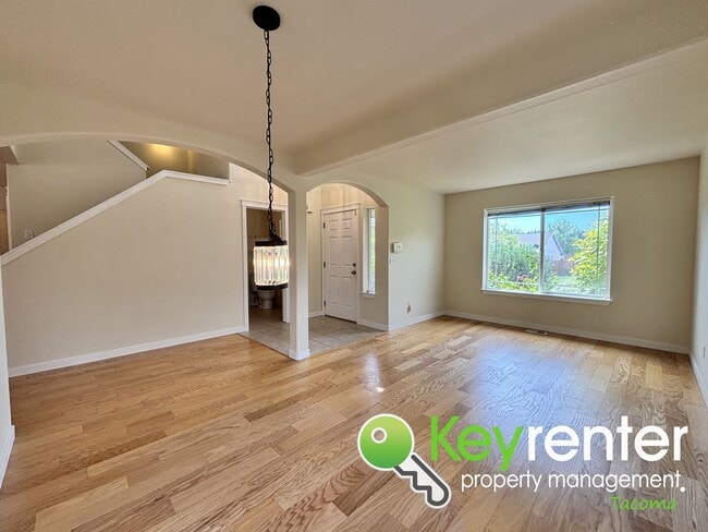 Building Photo - Newly Updated 5-Bedroom Home in Quiet Span...
