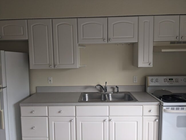 Kitchen - 5543 La Salle Ct