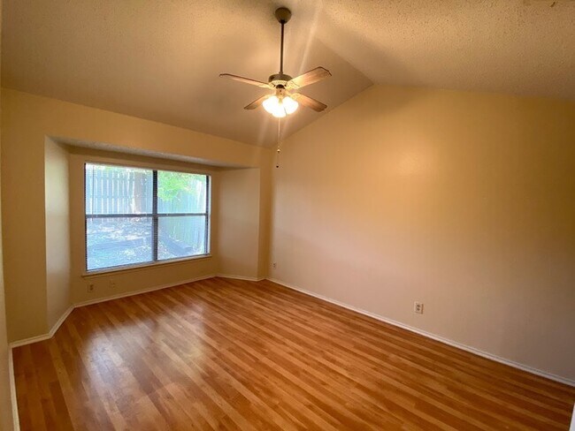 Foto del edificio - 6814 Flaming Ridge Dr