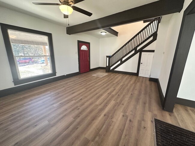 Building Photo - Completely Renovated 3 bed/2 bath