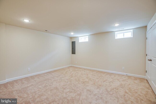 Building Photo - 60 Andrews Pl