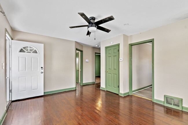 Building Photo - 1105 Woodlawn Cir