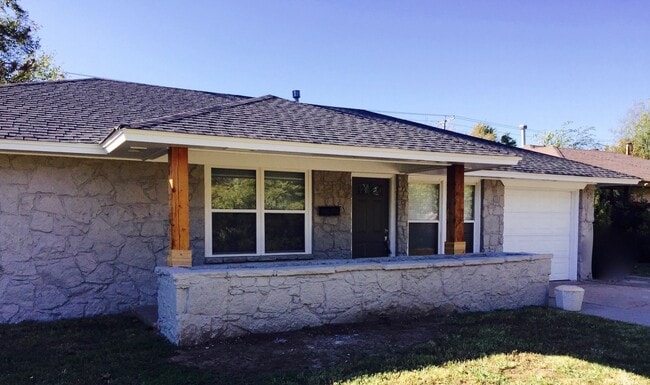 Updated 3BD 1BA Home Located in the Village!!! - Updated 3BD 1BA Home Located in the Village!!!