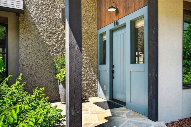Building Photo - Stunning Luxury Home in the Village of Che...