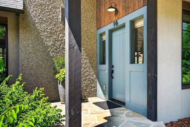 Foto del edificio - Stunning Luxury Home in the Village of Che...