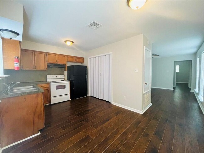 Foto del edificio - 3601 Crestbrook Ct