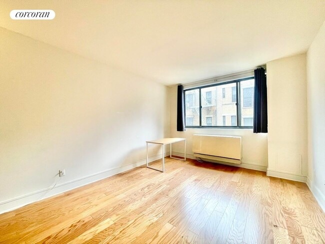 Building Photo - 323 W 96th St