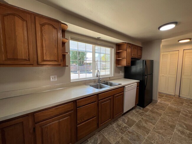 Building Photo - Newly Remodeled Bethel Home