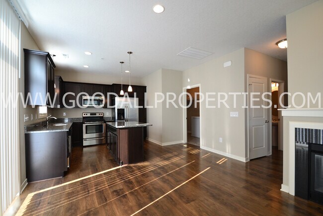 Building Photo - 2 Bedroom, 2.5 Bathroom in West Des Moines