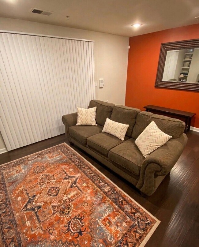 Foto del edificio - 525 N Graham St