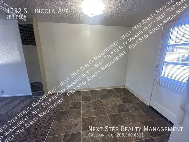 Building Photo - 2 Bed 1 Bath Apt 1 Block from BSU