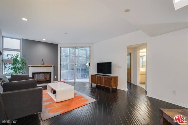 Foto del edificio - 1 br, 1 bath Condo - 171 N Church Ln Apt 209