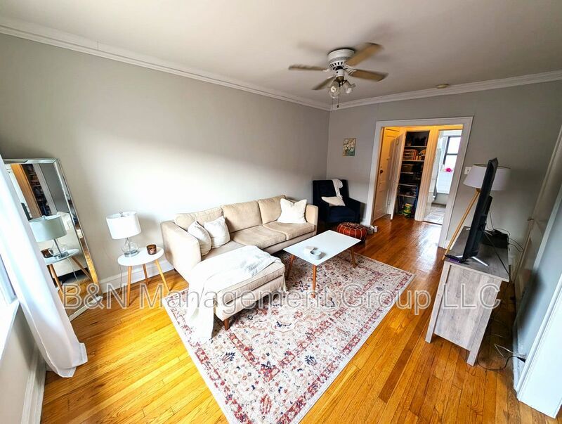 Foto principal - 912 W Oakdale Ave