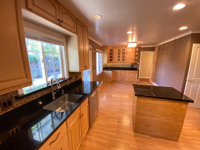 Building Photo - 3 Bed 2 Bath Single Family Home In Hayward
