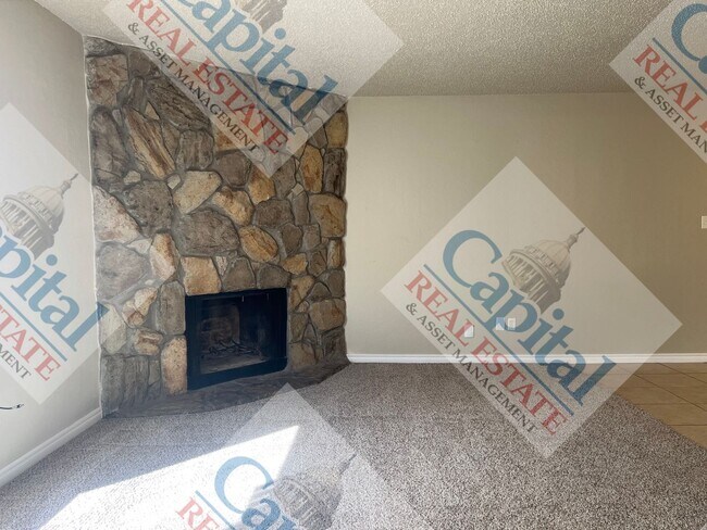 Building Photo - Charming 3 Bedroom