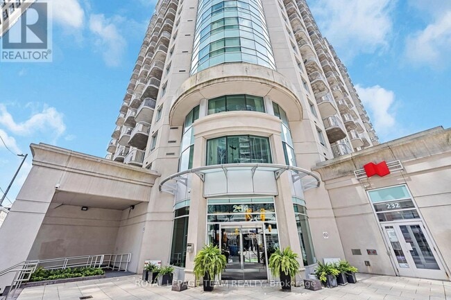 Building Photo - 234-1234 Rideau St
