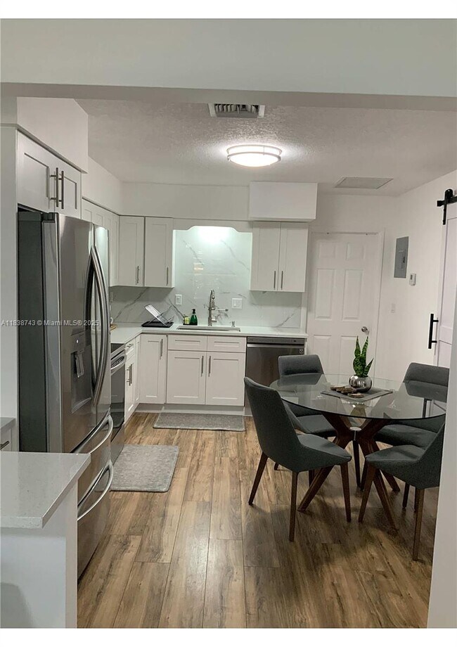Foto del edificio - 2220 NE 36th St
