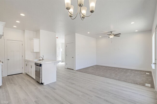 Building Photo - 4 br, 3 bath Townhome - 7081 North Silver ...