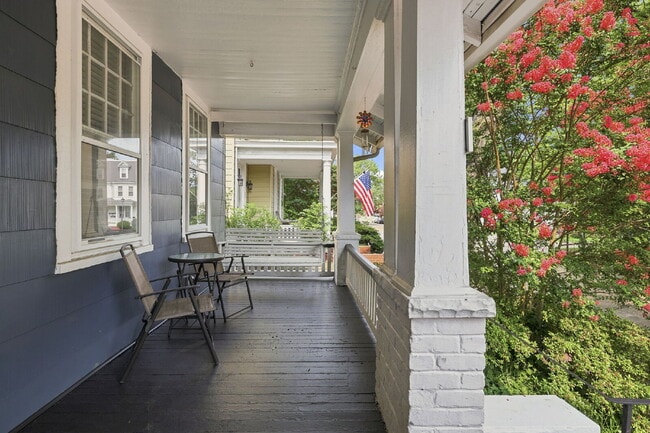 Building Photo - Live Steps from the Heart of Olde Towne