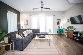 Building Photo - 1915 Kolfahl St