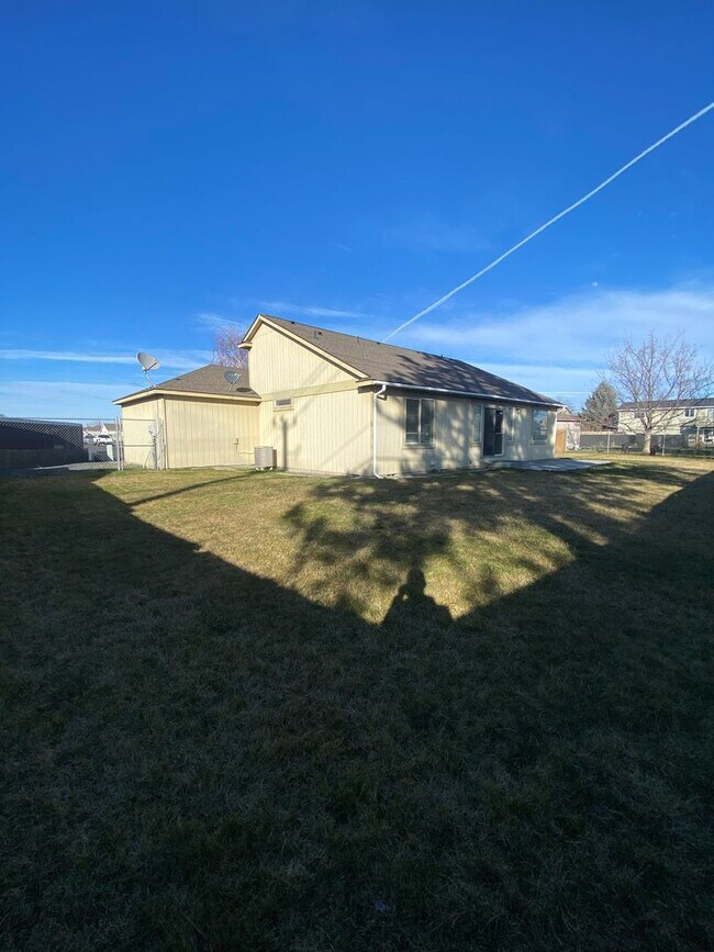 Foto del edificio - House with Triple Car Garage