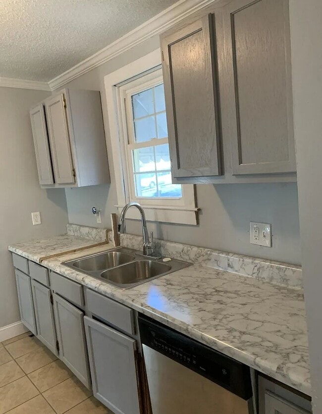 Photo - 8 Virnelle St House