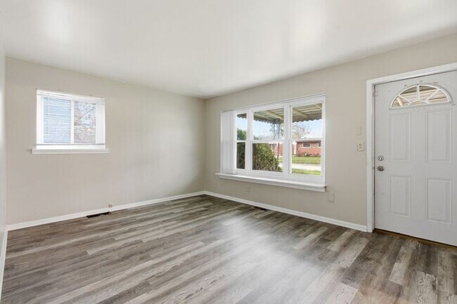 Building Photo - Huge ranch style home with Detached Section 8 Accepted