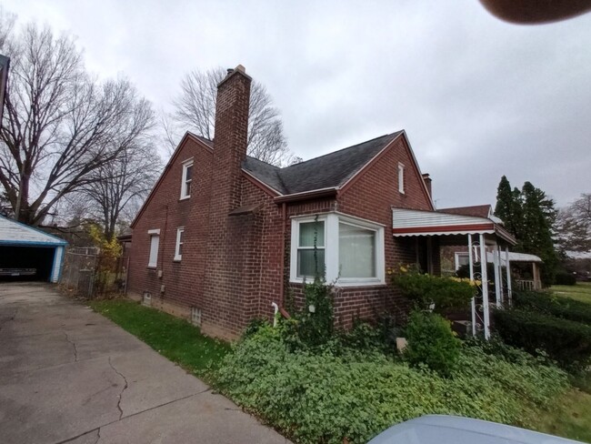 Building Photo - 3 bedroom 1 bathroom on the Westside NOW A...