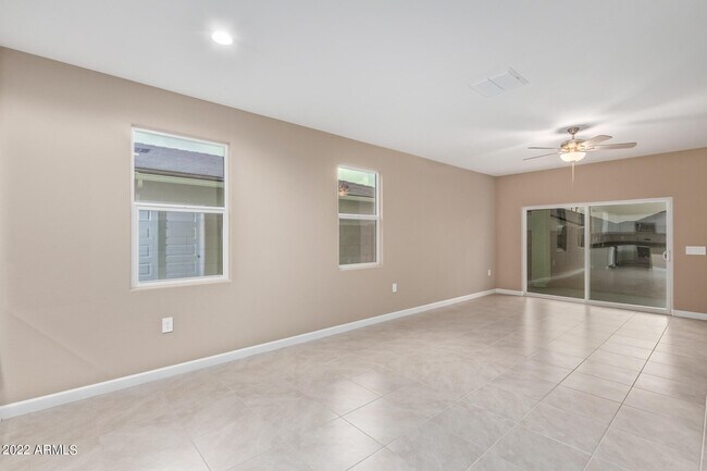 Foto del edificio - 24179 W Ripple Rd