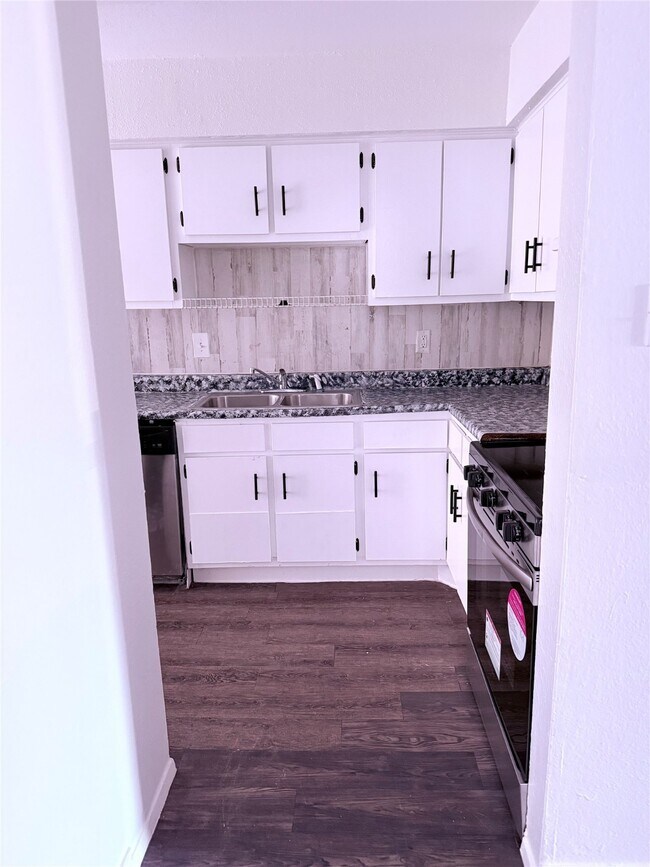 Building Photo - 5625 Antoine Dr