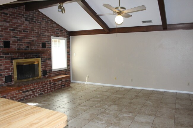 Building Photo - 800 Foxwood Dr