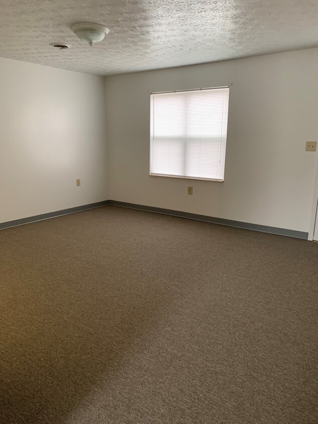 Living Room - 662 Old Hwy 27 N