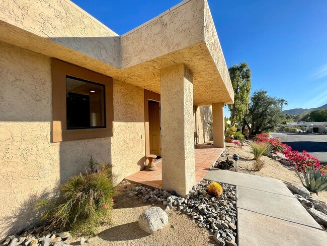 Building Photo - AVAILBLE NOW !! 2 Bedroom 2 Bathroom + Den...