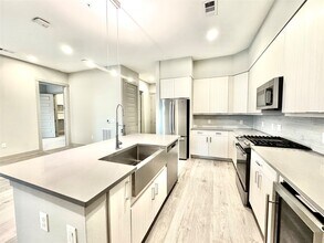 Building Photo - 401 W 25th St