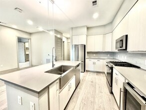 Building Photo - 401 W 25th St