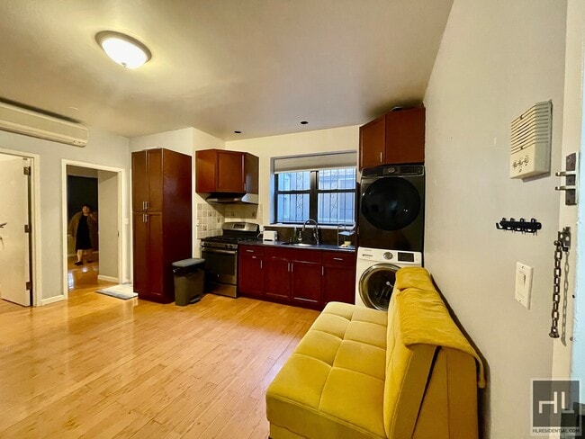 Foto del edificio - 1.5 bed located right on Ditmars Blvd with...