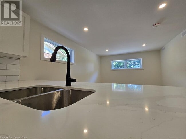 Building Photo - 404 Forest Hill Dr