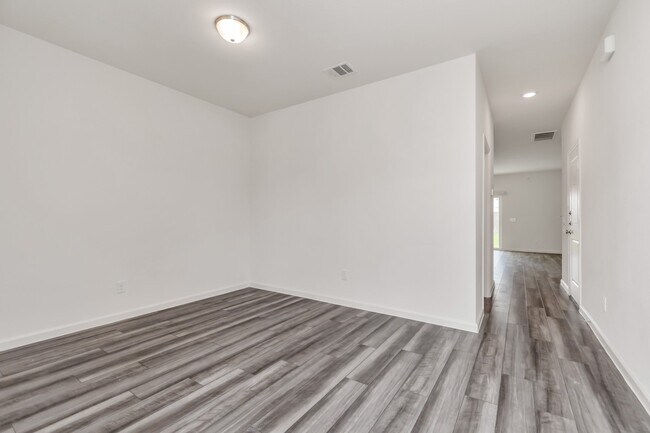 Foto del edificio - 7810 Hightree Dr