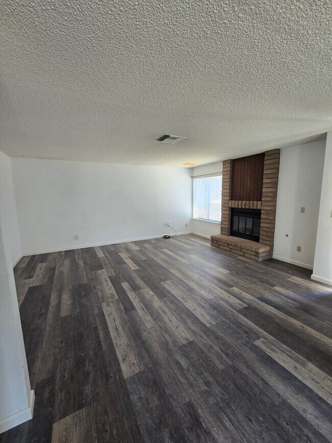 Building Photo - Comfy 3 bed 2 bath