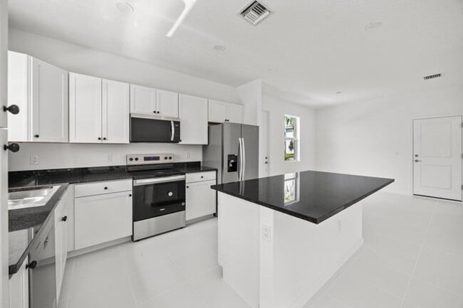 Foto del edificio - 4520 Longwood Lk Sq