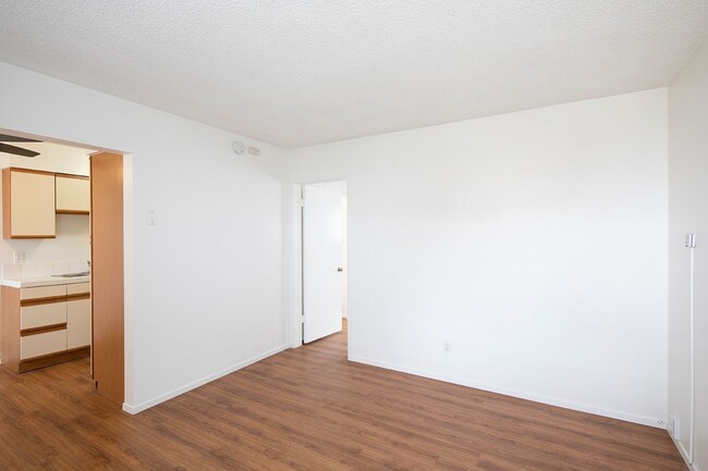 Foto del edificio - Spacious 1 Bedroom with Parking | Just One...